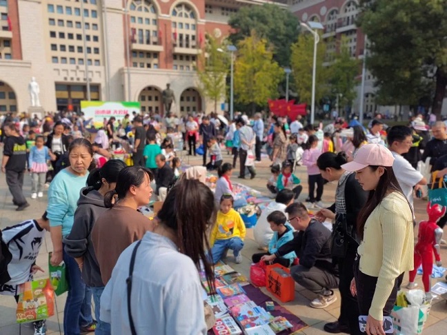 第十七届“小市场 大公益”爱心集市用爱传递暖意！