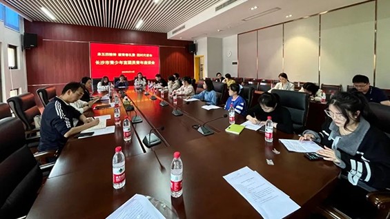 市青少年宫党总支组织召开团员青年座谈会